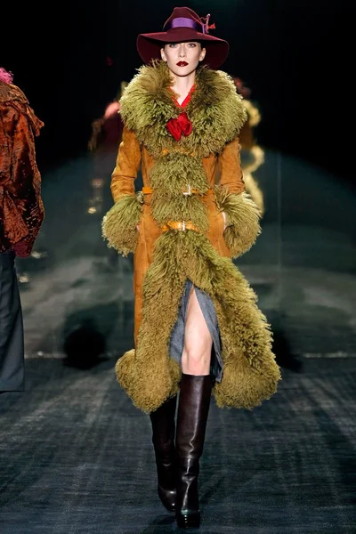 Look 16